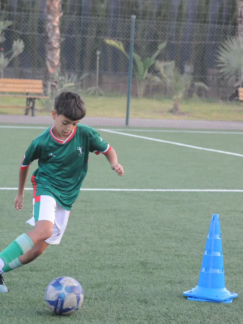 Un joueur de l'académie frappe le ballon à l'entraînement.