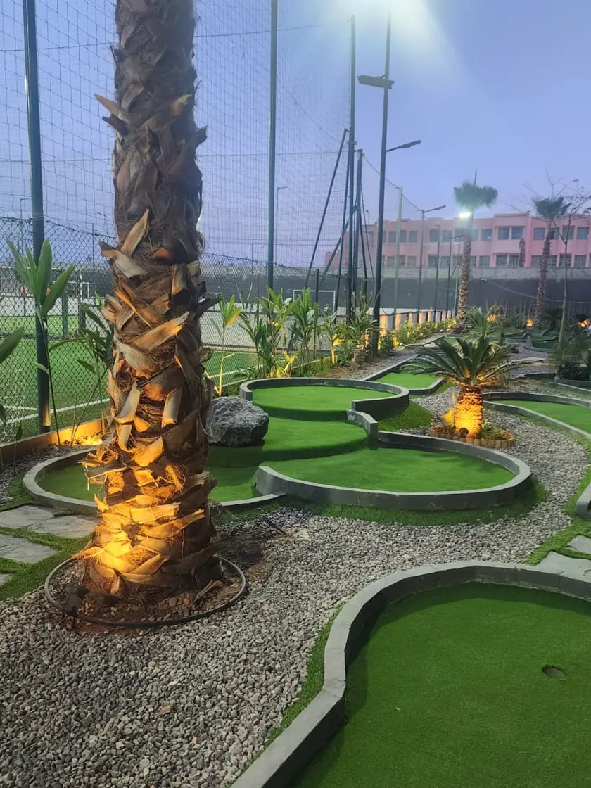 Le parcours de mini-golf éclairé à la tombée de la nuit.
